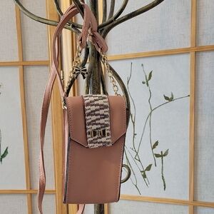Sleek Dusty Rose Crossbody Phone Bag with Textured Flap